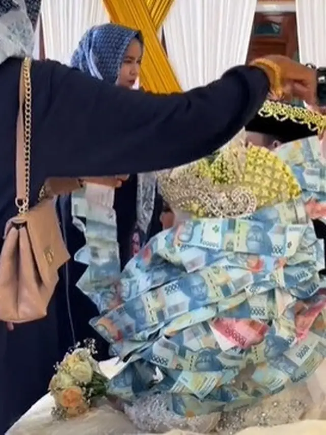 Pengantin Madura Diberi Kalung Uang saat Pernikahan