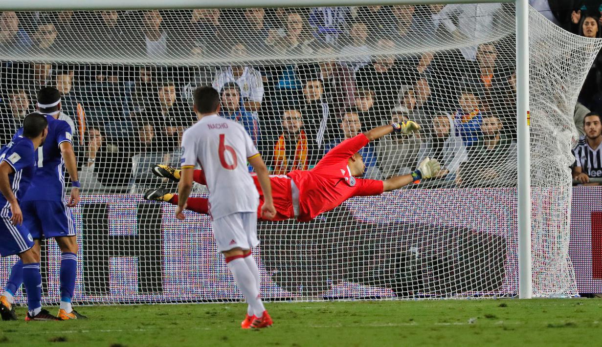 Kiper Israel, Ariel Harush berusaha menangkap bola yang ditendang pemain timnas Spanyol pada kualifikasi Piala Dunia 2018 grup G di Teddi Malcha Stadium, Senin (9/10). Gol semata wayang Illarramendi menjadi penentu kemenangan Tim Matador (Thomas COEX/AFP)