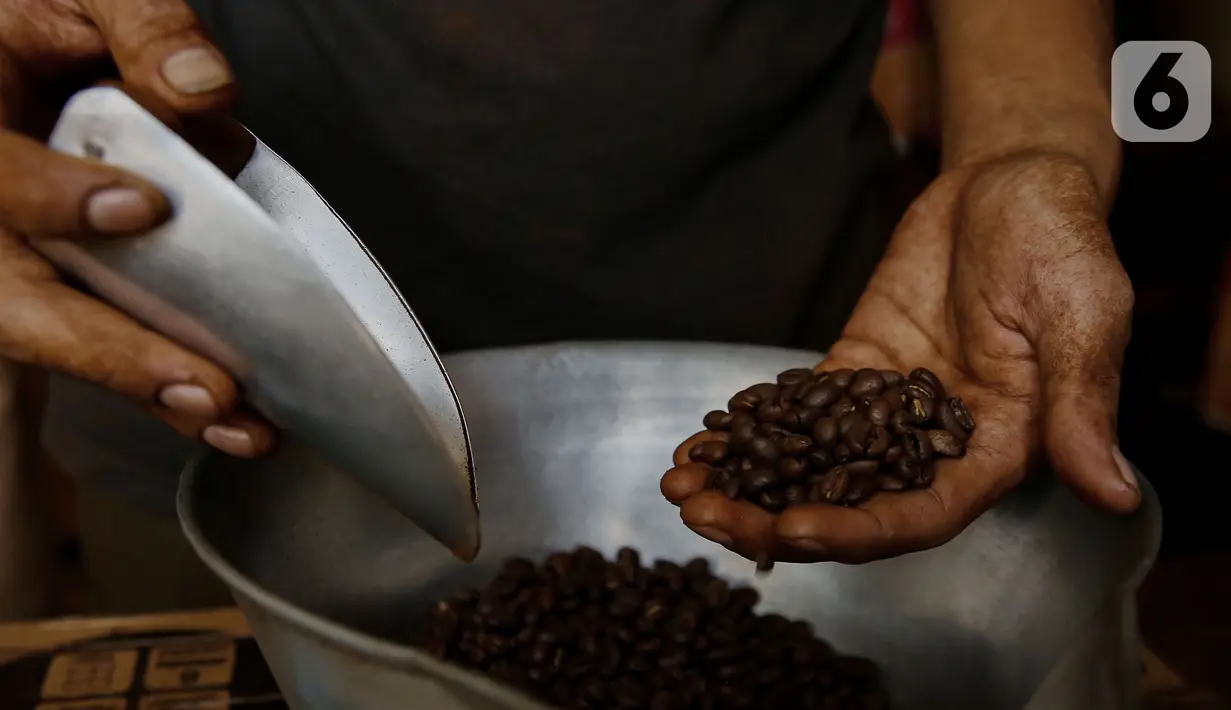 Toko kopi yang berdiri sejak 1943 tersebut menjual kopi jenis arabika dan robusta. (Liputan6.com/Angga Yuniar)