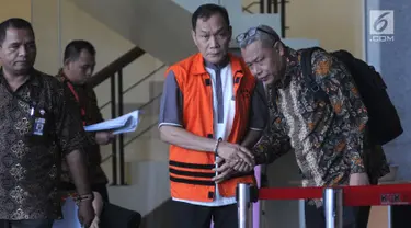 Hakim PN Balikpapan nonaktif Kayat (tengah) usai menjalani pemeriksaan di Gedung KPK, Jakarta, Jumat (30/8/2019). Kayat diperiksa sebagai tersangka untuk melengkapi berkas terkait dugaan suap memengaruhi vonis bebas Sudarman yang menjadi terdakwa dalam kasus pemalsuan surat. (merdeka.com/DwiNarwoko)