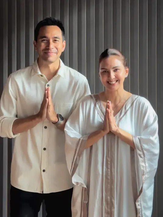 Donna Agnesia dan Darius Sinathrya ikut merayakan Idul Fitri. Keduanya tampil kompak dibalut busana serba putih. [Foto: IG/darius_sinathrya].