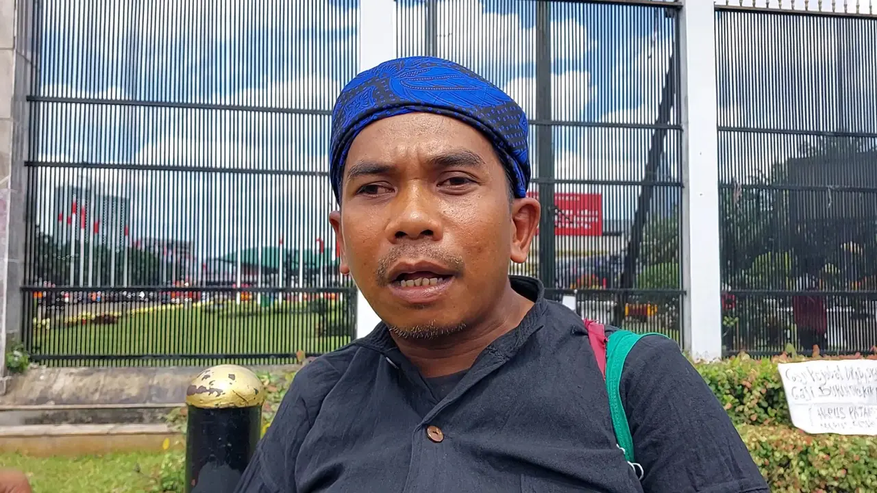 Warga badui Rasja ikut bergabung dengan ribuan buruh untuk mengikuti demo di Gedung DPR/MPR. (Liputan6.com/Arief)