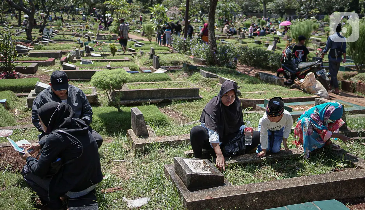 Sejumlah umat muslim membesihkan makam keluarganya di Tempat Pemakaman Umum (TPU) Karet Tengsin, Jakarta, Minggu (27/3/2022). Sepekan jelang datangnya bulan suci Ramadan, banyak warga yang melakukan tradisi ziarah makam untuk mendoakan keluarganya. (Liputan6.com/Faizal Fanani)