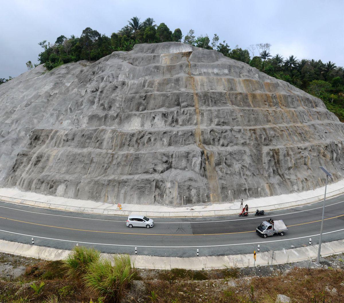 Panorama Jalur Pantai Selatan atau Jalan Lintas Selatan (JLS) Tulungagung - Trenggalek dengan keindahan pantai-pantainya di Watulimo menjadi destinasi baru yang wajib dikunjungi bagi wisatawan.