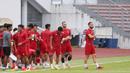 <p>Sejumlah pemain Timnas Indonesia saat menjalani sesi latihan di KLFA Stadium, Kuala Lumpur, Minggu (25/12/2022) jelang menghadapi Brunei Darussalam di Piala AFF 2022. (Bola.com/Zulfirdaus Harahap)</p>