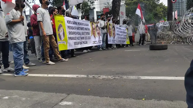 Dewan Pimpinan Wilayah DKI Jakarta Organisasi Masyarakat Pemuda Tri Karya (DPW PETIR) menggelar aksi damai di depan kantor Kementerian Koordinator Politik, Hukum dan Keamanan Republik Indonesia (Kemenkopolhukam RI).