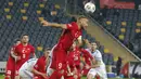 Penyerang Turki, Cenk Tosun menyundul bola saat bertanding melawan Rusia pada pertandingan UEFA Nations League di Stadion Sukru Saracoglu, Istanbul, Minggu (15/11/2020). Turki menang tipis atas Rusia 3-2. (AP Photo)