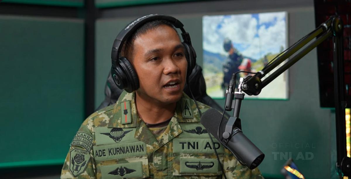 Mayor Inf Ade Kurniawan Penerjun Bawa Bendera TNI AD