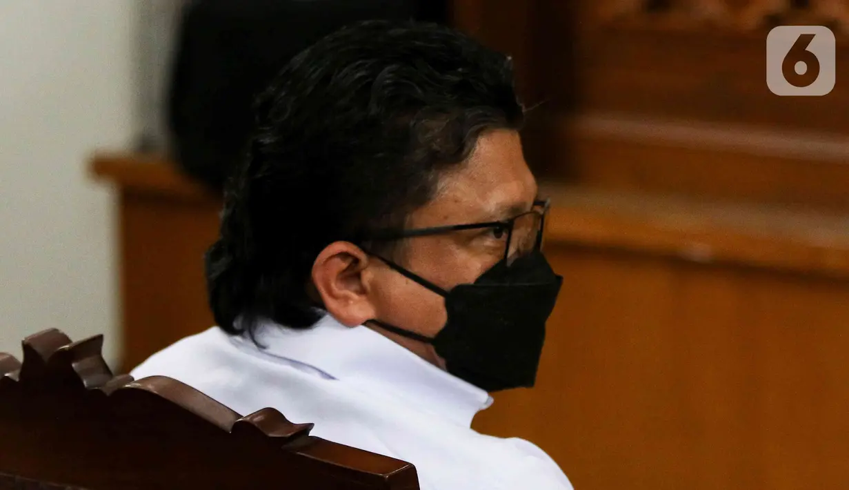 Ferdy Sambo terdakwa dugaan pembunuhan berencana Nofriansyah Yosua Hutabarat atau Brigadir J mengikuti sidang lanjutan di PN Jakarta Selatan, Jakarta, Selasa (31/1/2023). Sambo didakwa melanggar Pasal 340 subsider Pasal 338 juncto Pasal 55 ayat 1 ke-1 KUHP. (Liputan6.com/Herman Zakharia)