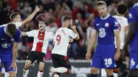 Armstrong terlibat dalam proses gol pertama Southampton. Lalu dia mencetak golnya sendiri di ujung babak pertama untuk mengunci kemenangan untuk tim berjuluk The Saints tersebut. (AP/Ian Walton)