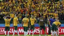 Sejumlah pemain Australia tertunduk lesu usai dikalahkan Belanda 2-3 di penyisihan Piala Dunia 2014 Grup B di Stadion Beira Rio, Porto Alegre, Brasil, (18/6/2014). (REUTERS/Edgard Garrido)