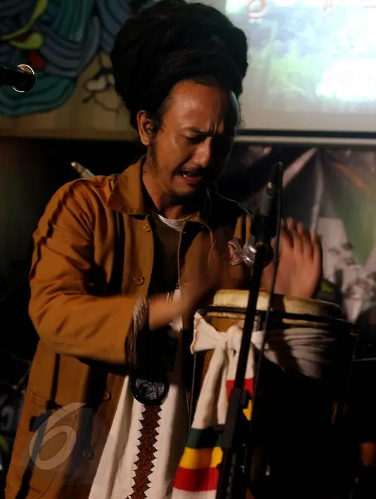 Musisi Reggae, Ras Muhamad saat peluncuran album terbarunya "Salam" di kawasan Kemang, Jakarta, Selasa (9/6/2015). Album yang berisi 16 lagu itu melibatkan banyak musikus reggae internasional. (Liputan6.com/Faisal R Syam)