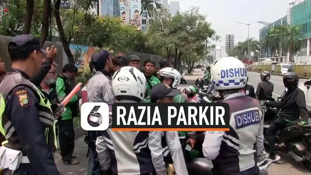 Dishub Jakarta Utara menggelar razia parkir di kawasan Pluit. Razia dengan sasaran ojek online (Ojol) dilakukan persuasif guna mencegah bentrok. Sehari sebelumnya terjadi bentrok antara petugas dan pengemudi ojol yang viral di sosmed.
