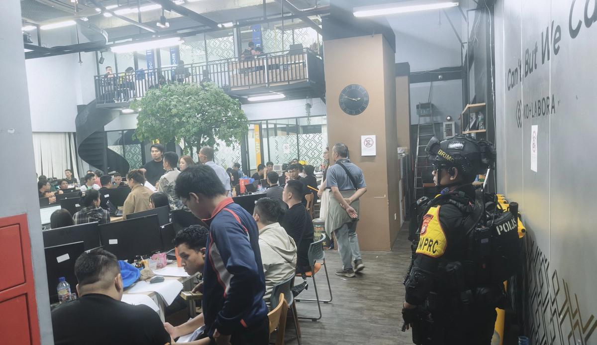 Polisi Gerebek Judi Online Internasional di Gedung Hayam Wuruk Jakpus, Brimob Bersenjata Lengkap Dikerahkan