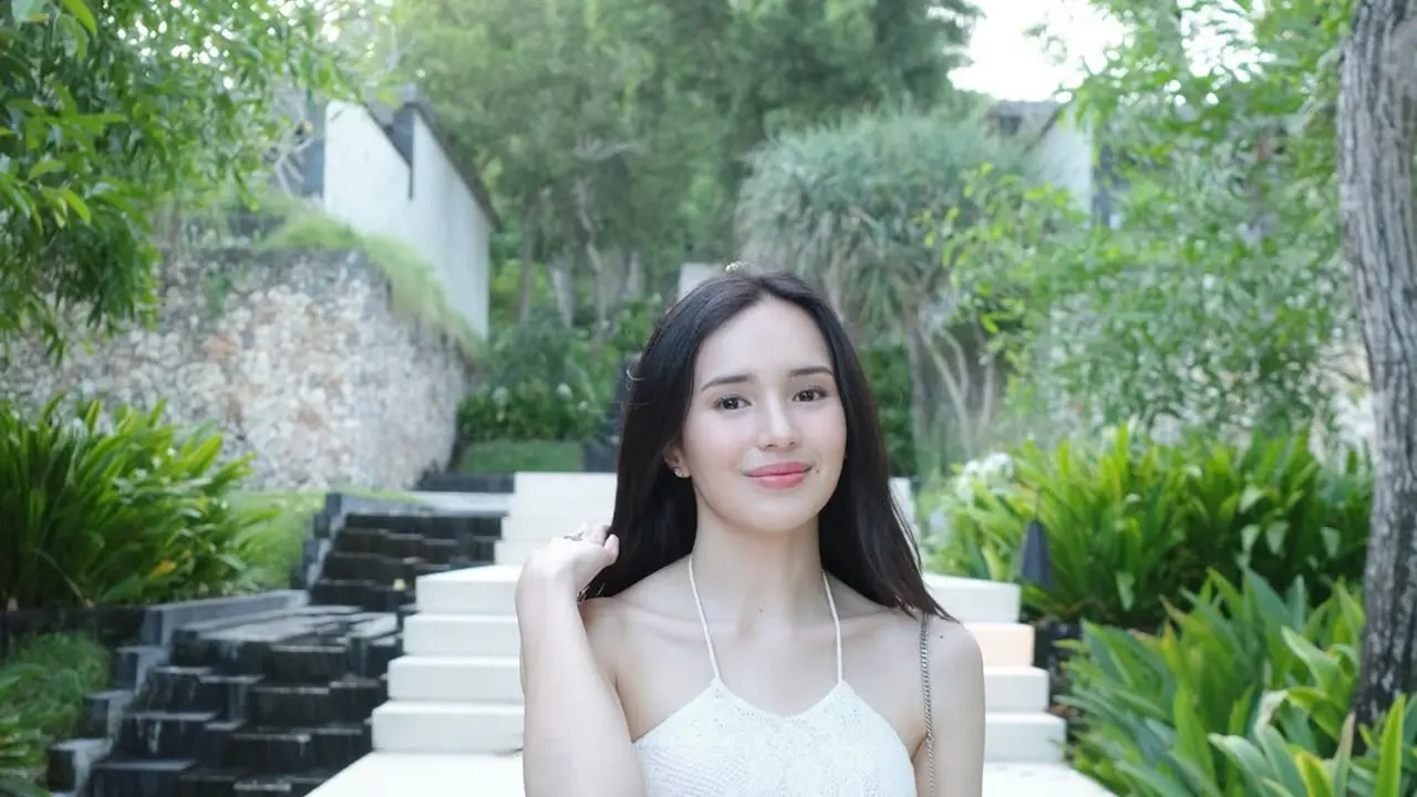 Effortlessly Chic, Gaya Resort Wear Beby Tsabina saat Liburan di Bali Ini Bisa Jadi Inspirasi Summer Look