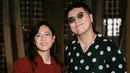 Dian Sastrowardoyo tak ragu padukan kebaya kartini dengan scallop cut dan cropped beskap merah. Hasil penataan fashion stylist ternama Hagai Pakan [@therealdisastr]
