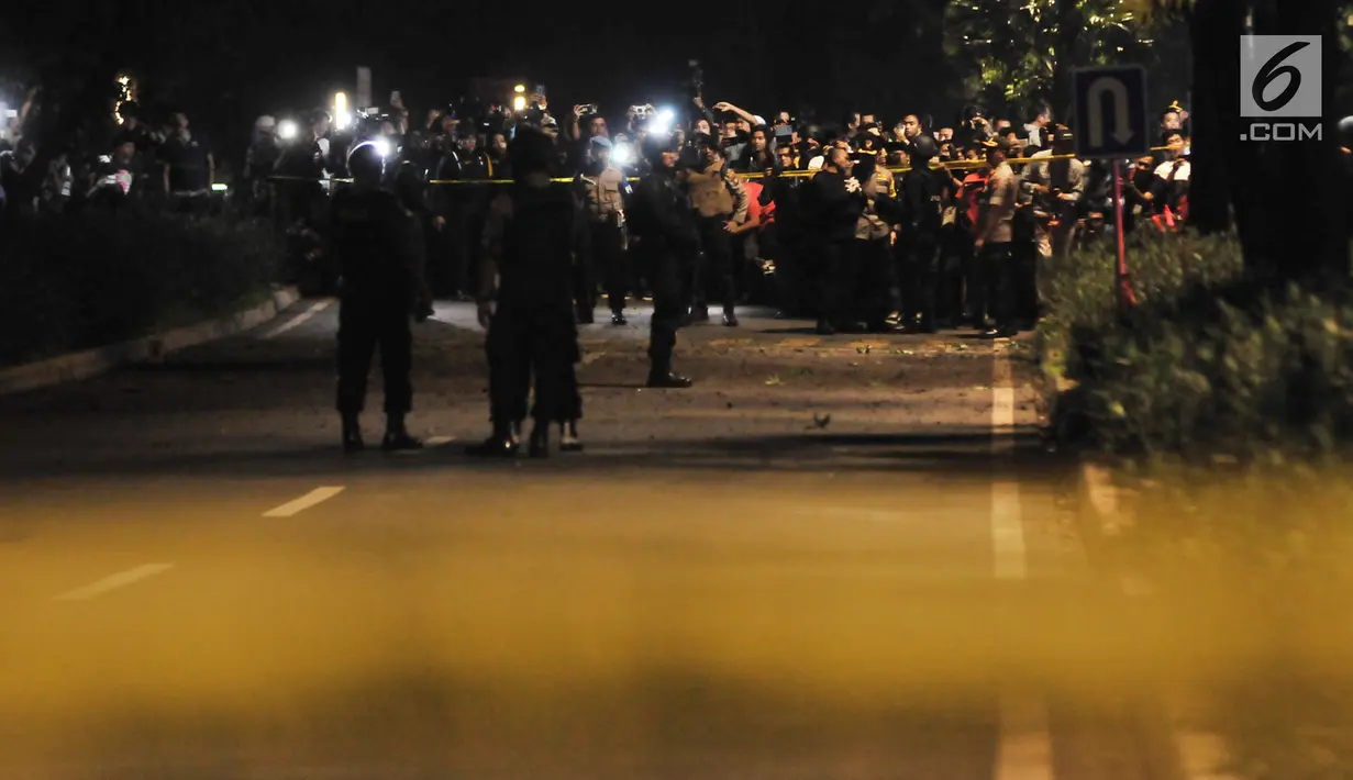 Tim Gegana menyisir lokasi ledakan yang terjadi di area Parkir Timur Senayan, Jakarta, Minggu (17/2). Polisi masih memburu pelaku diduga pemilik petasan. (Merdeka.com/Iqbal Nugroho)