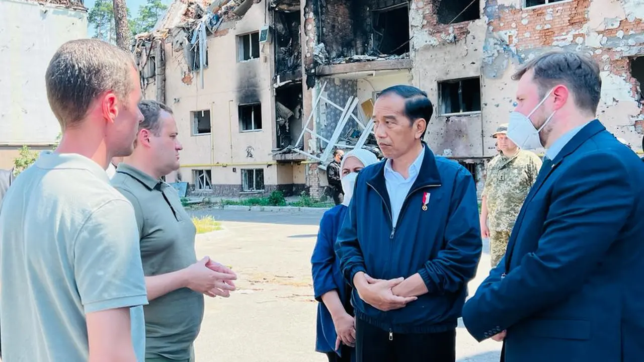 Presiden Jokowi dan Ibu Iriana meninjau kompleks Apartemen Lipky di Kota Irpin, Ukraina, Rabu (29/06/2022). (Foto: BPMI Setpres/Laily Rachev)