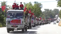 Pendukung partai National League for Democracy (NLD) pimpinan Aung San Suu Kyi berkonvoi dengan truk saat kampanye pemilihan umum bulan depan di Naypyitaw, Myanmar, Rabu (21/10/2020). (AP Photo/Aung Shine Oo)