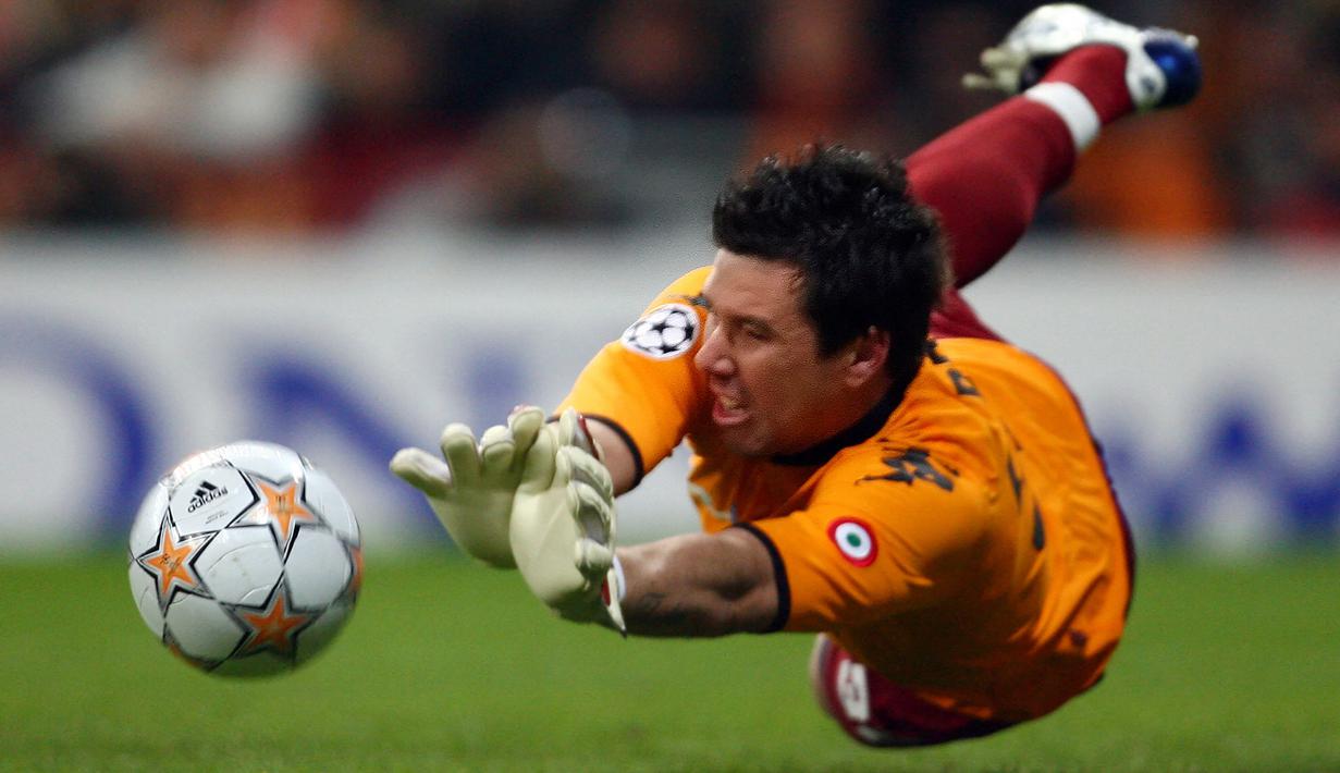 Alexander Doni. Kiper yang kini berusia 42 tahun dan telah pensiun pada Agustus 2013 bersama Botafogo ini menjadi pelopor kiper asal Brasil yang pernah memperkuat AS Roma. Ia didatangkan AS Roma dari Juventude pada awal musim 2005/2006 dengan nilai transfer 18 ribu euro atau kini setara Rp272 juta. Bertahan selama 6 musim, ia total tampil dalam 198 laga di semua ajang dengan torehan 74 clean sheet dan kebobolan 217 gol. Pada awal musim 2011/2012 ia hijrah ke Liverpool. (AFP/Javier Soriano)