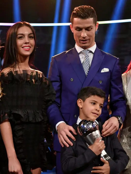 Seakan tidak ingin diketahui publik, kabarnya saat itu Ronaldo menyembunyikan paras tampannya dengan mengenakan mantel besar untuk menutupi tubuhnya. Selain itu, ia juga mengenakan topi, kacamata dan wig. (AFP/Bintang.com)