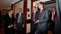 Presiden Jokowi saat tiba dalam kunjungan ke Sydney, Australia, Sabtu (25/2). Pertemuan tahuhan tersebut digelar untuk meningkatkan hubungan bilateral Indonesia - Australia. (Jason Reed/Pool/AFP)