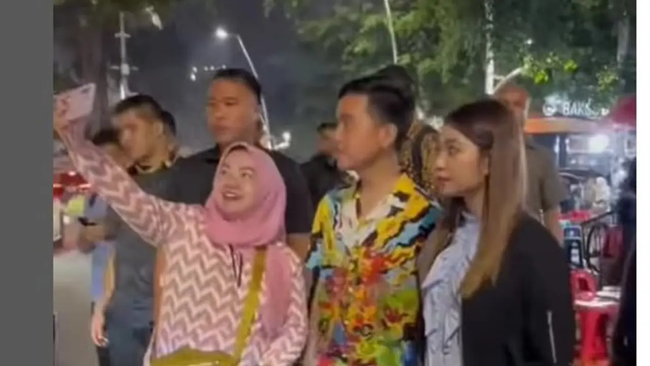 Jalan Santai Bareng Selvi Ananda, Tentengan Gibran Rakabuming Bikin Kaget Warganet.  foto: Instagram @selvie_ananda_