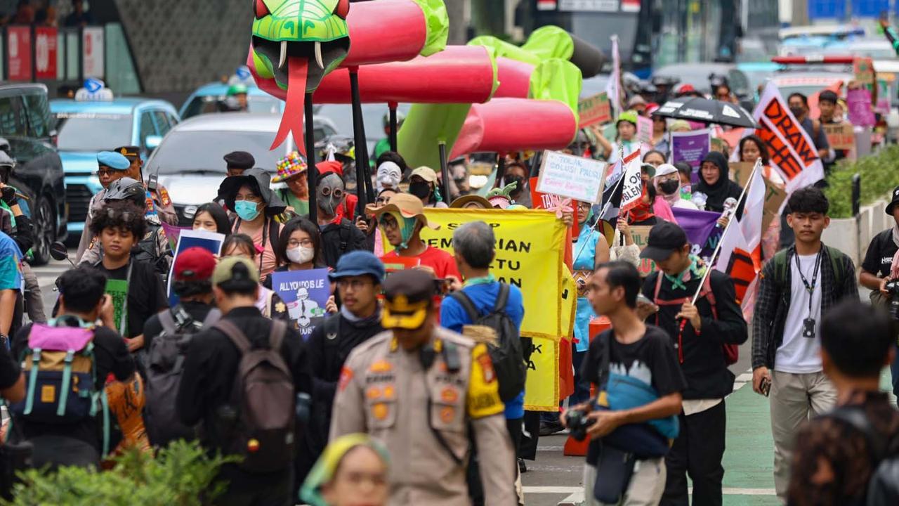 FOTO: Long March Aksi Iklim di Jakarta, Desak Prabowo Tegaskan Komitmen di PBB