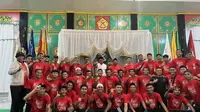 Skuad Malut United mendapatkan jamuan buka puasa bersama oleh Sultan Tidore H. Husain Syah di Istana Kesultanan Tidore, Maluku Utara, Jumat (15/3/2024) malam WIT. (Bola.com/Hery Kurniawan)