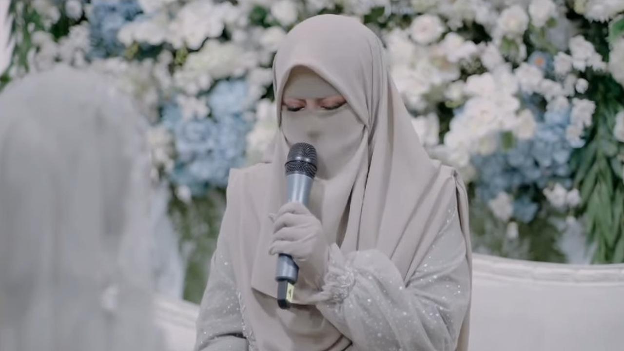 Penjelasan Umi Pipik Soal Mahar Seperangkat Alat Salat