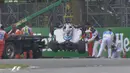Mobil pebalap Williams, Felipe Massa, dievakuasi setelah menabrak dinding pembatas saat latihan bebas pertama F1 GP Kanada di Sirkuit Gilles Villeneuve, Kanada, Jumat (10/6/2016). (Bola.com/Twitter/F1)