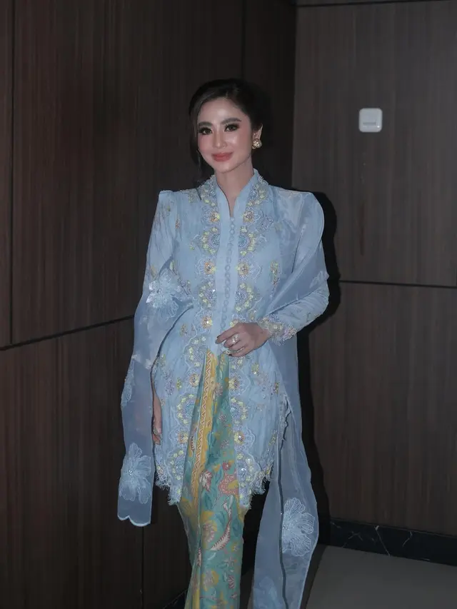 Potret Dewi Perssik dengan Kebaya Brokat Biru Muda