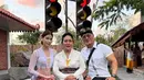 Penampilan Titiek Soeharto sebagai Gek Bali lengkap dengan obi tenun berwarna gelap [@sabrinachairunnisa_]