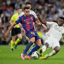 Aurelien Tchouameni (Real Madrid) menghalau Eric Garcia (Barcelona) dalam laga La Liga 2025/2026 di Santiago Bernabeu, 26 Oktober 2025. (AP Photo/Bernat Armangue)