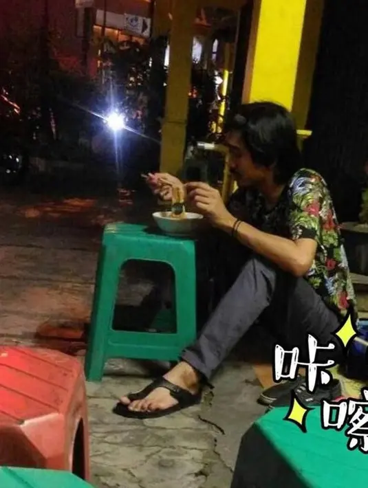 Duta memang suka makan pinggir jalan. Momen ia dengan santainya menyantap mi ayam berhasil curi perhatian. Banyak warganet heran dengan sikap sederhana Duta yang seolah-olah santai dengan status seorang bintang yang dimilikinya. (Liputan6.com/IG/pakduta)