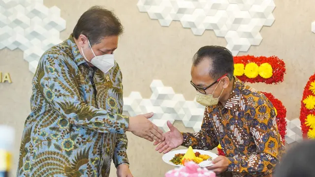 Menteri Koordinator Bidang Perekonomian Airlangga Hartarto dalam acara puncak peringatan HUT Kemenko Perekonomian ke-56 yang diadakan secara hybrid. (Dok ekon.go.id)