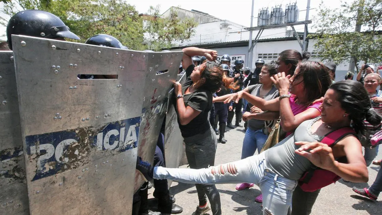 Kericuhan keluarga korban kebakaran di kantor polisi di Venezuela, terus mendesak pihak berwenang mengusut tuntas insiden tersebut. (Juan Carlos/AP)