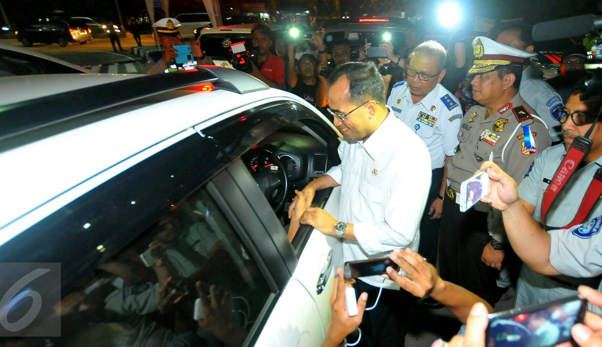 Menteri Perhubungan (Menhub) Budi Karya Sumadi saat berbincang dengan supir mobil pribadi di pintu keluar tol Brebes Timur atau Brexit Jumat (23/12). Menhub mengatakan arus lalu lintas ramai lancar pada mudik Natal 2016. (Liputan6.com/Angga Yuniar)
