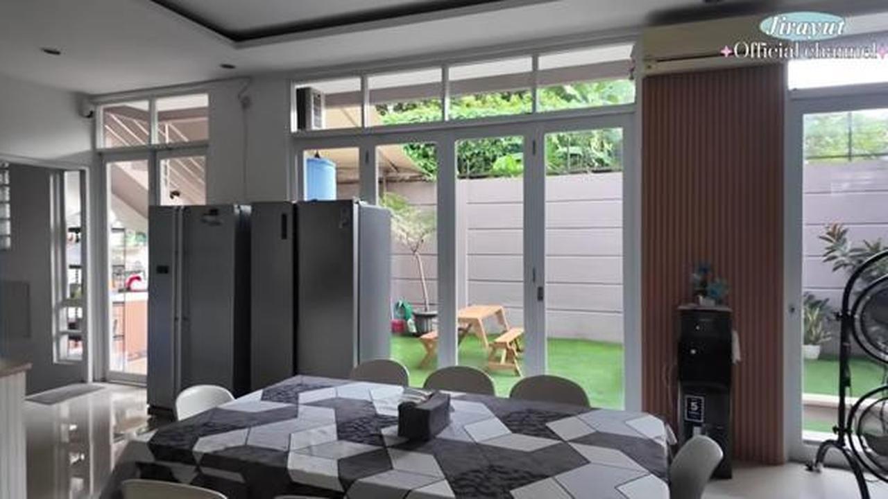14 Potret Rumah Jirayut di Indonesia, Hunian Modern Minimalis dengan 16 Kucing dan Garasi 4 Mobil