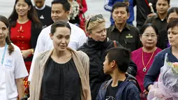 Utusan khusus UNHCR, Angelina Jolie (tengah) berbincang dengan putranya, Maddox saat tiba di Bandara Myitkyinam, Myanmar, Rabu (30/7/2015). (REUTERS/Soe Zeya Tun)