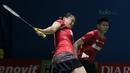 Melati Oktavianti gagal menghalau kok saat melawan Lee Chun/Chau Hoi pada babak pertama Indonesia Open 2018 di Istora Senayan, Jakarta, (3/6/2018). Praveen/Oktavianti kalah 17-21, 21-14, 21-17. (Bola.com/Nick Hanoatubun)