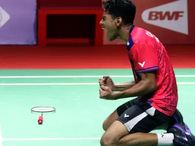 Pebulutangkis Tunggal Putra Indonesia, Chico Aura Dwi Wardoyo meluapkan kegembiraan usai mengalahkan Brian Yang (Kanada) di babak Perempat Final Indonesia Masters 2023 di Istora Senayan, Jakarta, Jumat (27/1/2023). Chico unggul dua set langsung 21-16, 21-16 sekaligus memastikan satu tempat di babak Semifinal Indonesia Masters 2023. (Liputan6.com/Helmi Fithriansyah)