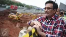 Cawagub DKI Jakarta, Djarot Saiful Hidayat menyempatkan meninjau proyek LRT saat tiba mengunjungi warga Kampung Makasar, Jakarta, Kamis (8/12). (Liputan6.com/Faizal Fanani)