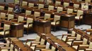 Anggota dewan mengikuti Rapat Paripurna Penutupan Masa Sidang II yang digelar secara virtual maupun fisik di Gedung Nusantara II, Jakarta, Jumat (11/12/2020). Rapat tersebut beragendakan pidato penutupan Ketua DPR Puan Maharani. (Liputan6.com/Johan Tallo)