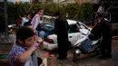 Penganut Yahudi ultra-Ortodoks bersiap membawa air dengan kendaraan mereka untuk membuat matza di dekat Tel Aviv, Yerusalem (4/4). Dalam perayaan Paskah Yahudi mereka dilarang memakan makananan yang berbahan beragi. (AP Photo/Sebastian Scheiner)