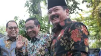 Kehangatan suasana pertemuan bisa terlihat senyum yang dipancarkan Mahfud Md dan Hadi Tjahjanto. (Liputan6.com/Angga Yuniar)