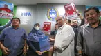 Bakal Calon Ketua Umum PSSI, AA La Nyalla Mahmud Mattalitti menyerahkan berkas pendaftaran Bakal Calon Ketua Umum PSSI kepada Staff PSSI yang berlangsung di GBK Arena, Jakarta, Jumat (13/01/2023). (Bola.com/Bagaskara Lazuardi)