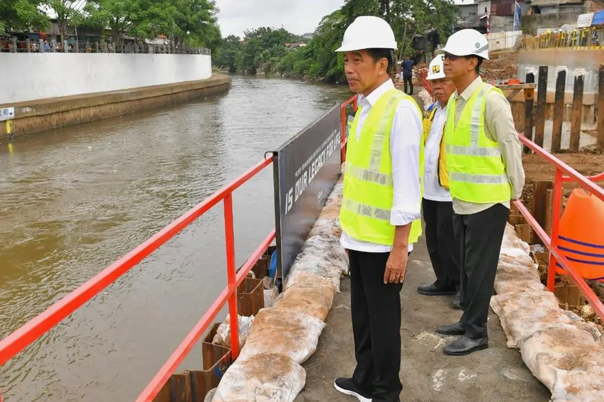 Jokowi Tinjau Proyek Sodetan Kali Ciliwung