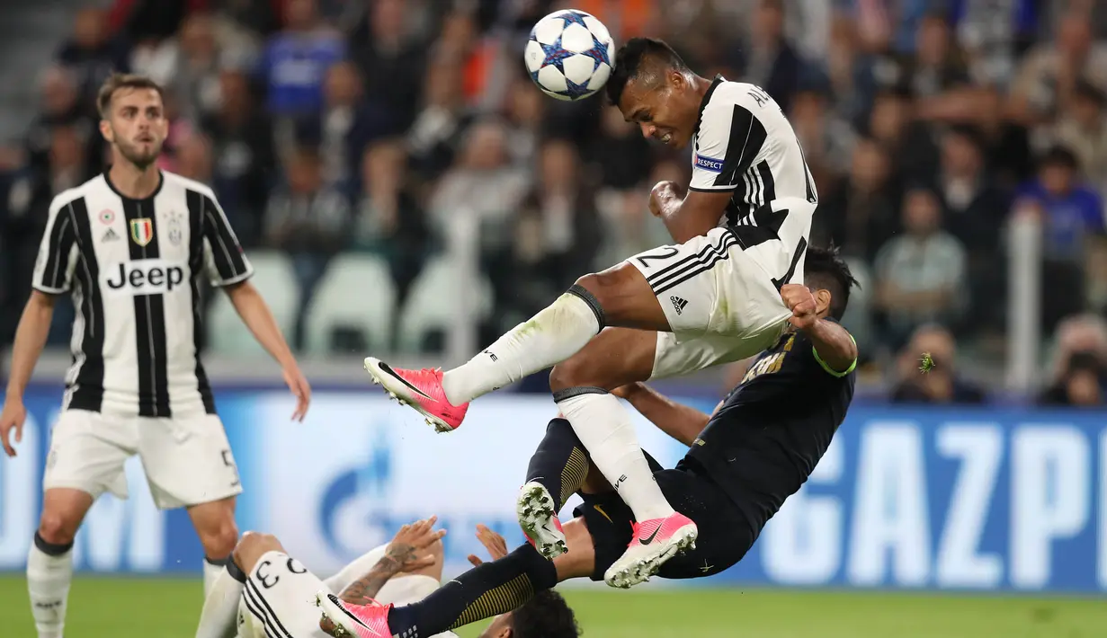 Bek Juventus, Alex Sandro, berebut bola dengan pemain AS Monaco. Pada laga tersebut Juventus memakai skema 3-4-3 sementara AS Monaco dengan formasi 4-4-2. (AFP/ Valery Hache)