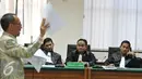 Jaksa Penuntut Umum (JPU) mendengarkan Jero Wacik membacakan berkas saat sidang perdana di Pengadilan Tipikor, Jakarta, Selasa (22/9/2015). Jero didakwa menyelewengkan DOM saat menjabat Menteri Kebudayaan dan Pariwisata. (Liputan6.com/Andrian M Tunay)